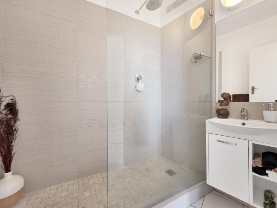 1 Bedroom Property for Sale in Vredehoek Western Cape